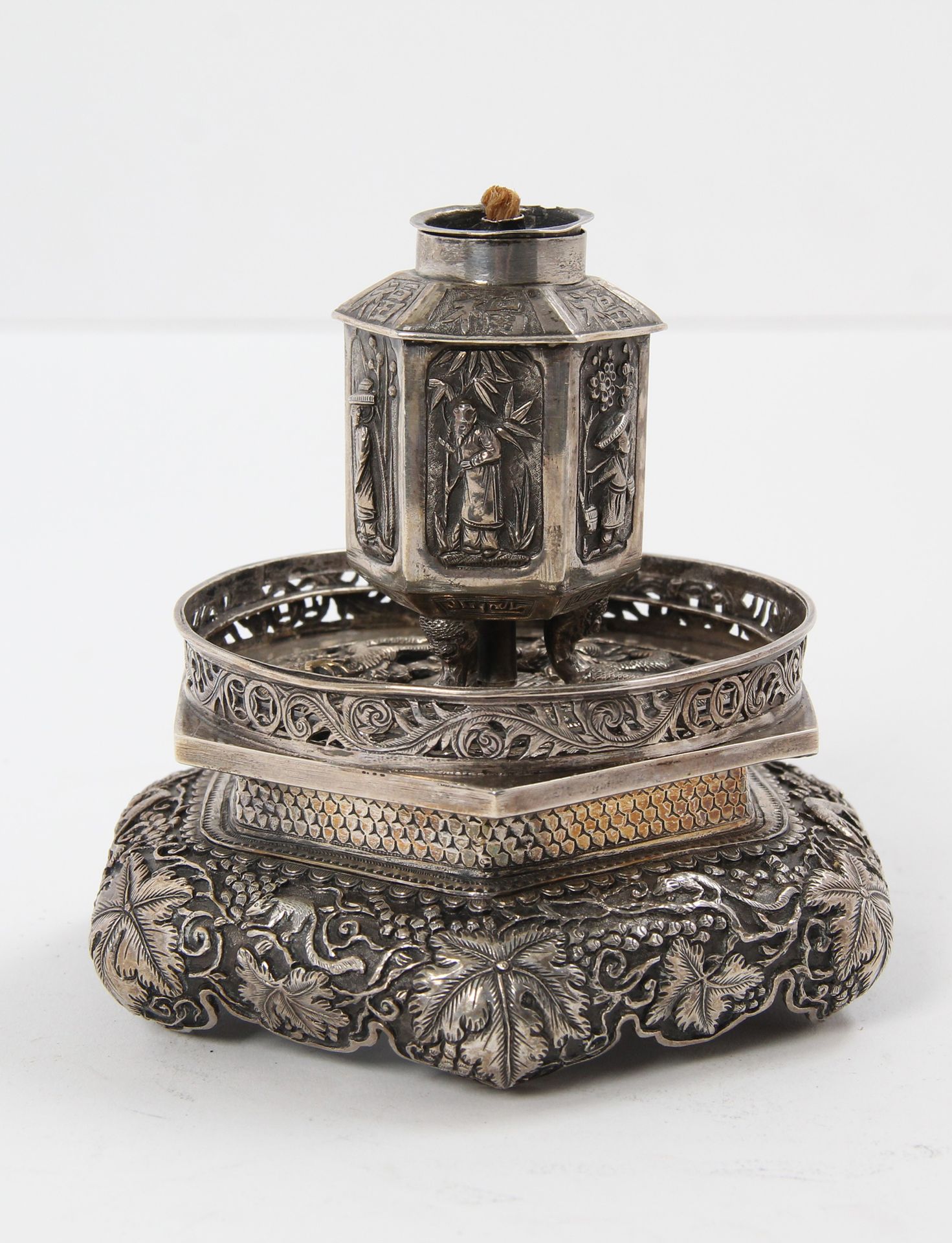 Null CHINE DU SUD-VIETNAM, VERS 1900

Lampe à opium en métal argenté repoussé, f&hellip;