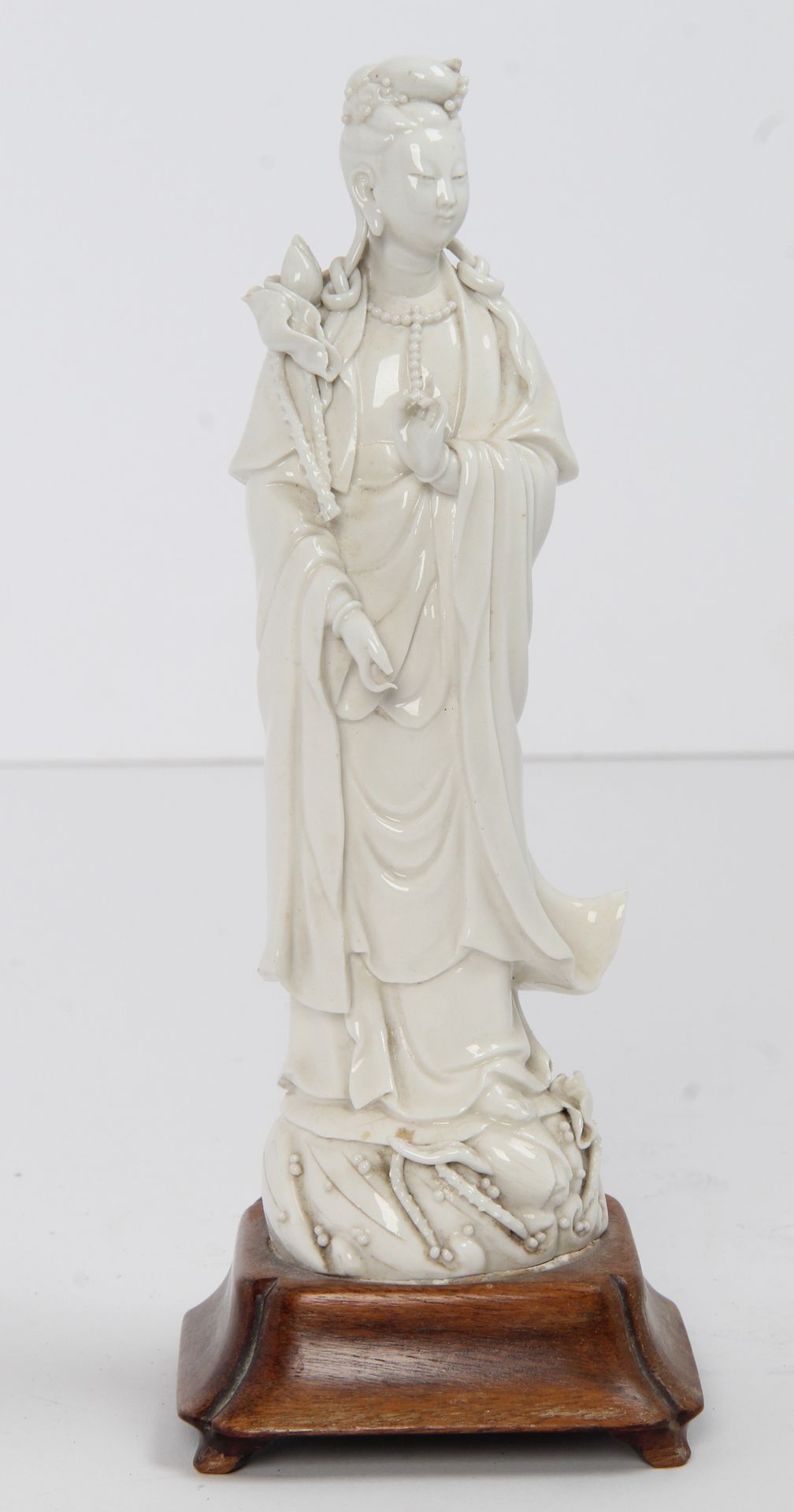 Null Chine, début XXe siècle, 

Statuette en porcelaine blanc-de-Chine, représen&hellip;