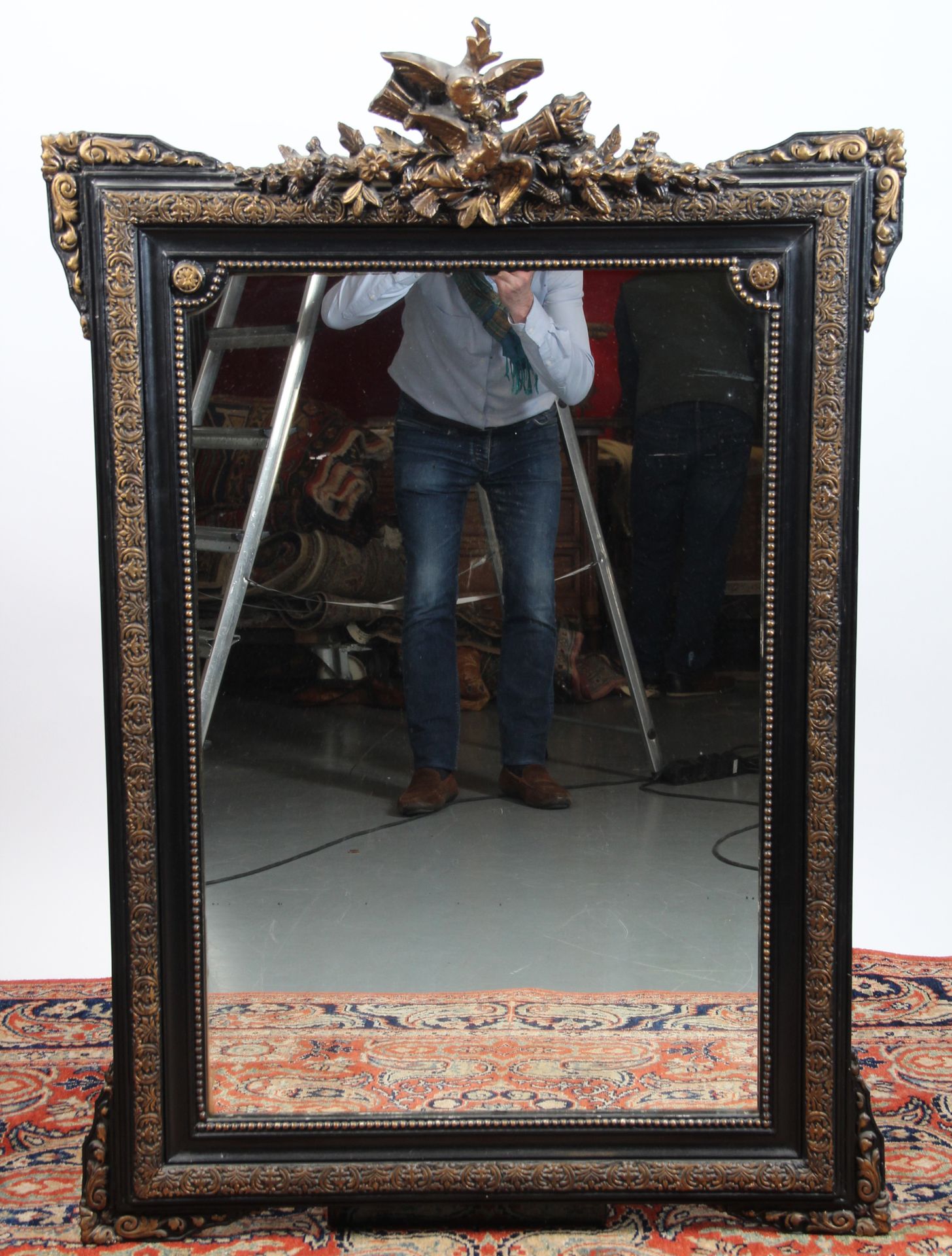 Null 拿破仑三世壁炉镜

黑漆镀金木质，饰有长矛、火炬、飞鸟和树叶。

H.高 126 x 宽 86 厘米。

(有轻微损坏和缺失）
