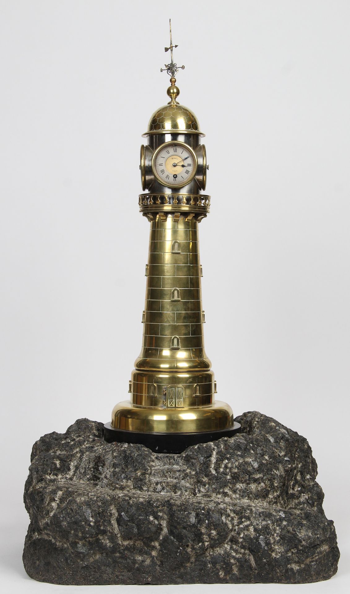 Null 航海灯塔造型时钟，约 1890 年

在一个黑色大理石底座和一个岩石形状的花岗岩台座上，用黄铜和青铜、抛光和镀银形成一个带有钟摆、气压计和两个温度计的&hellip;