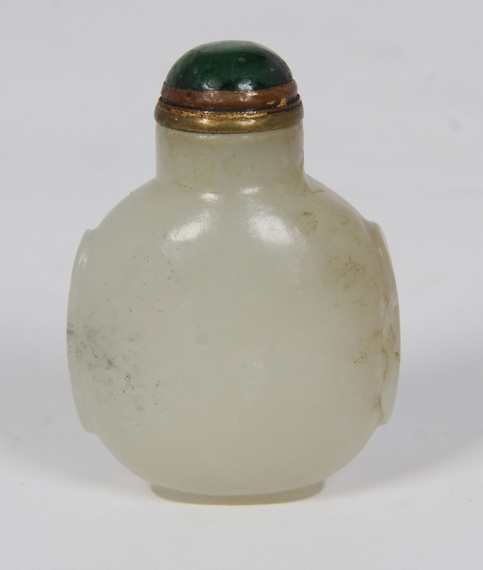 Null CHINE, FIN XIXe SIÈCLE

Flacon tabatière en jade céladon. 

H. 5 cm.