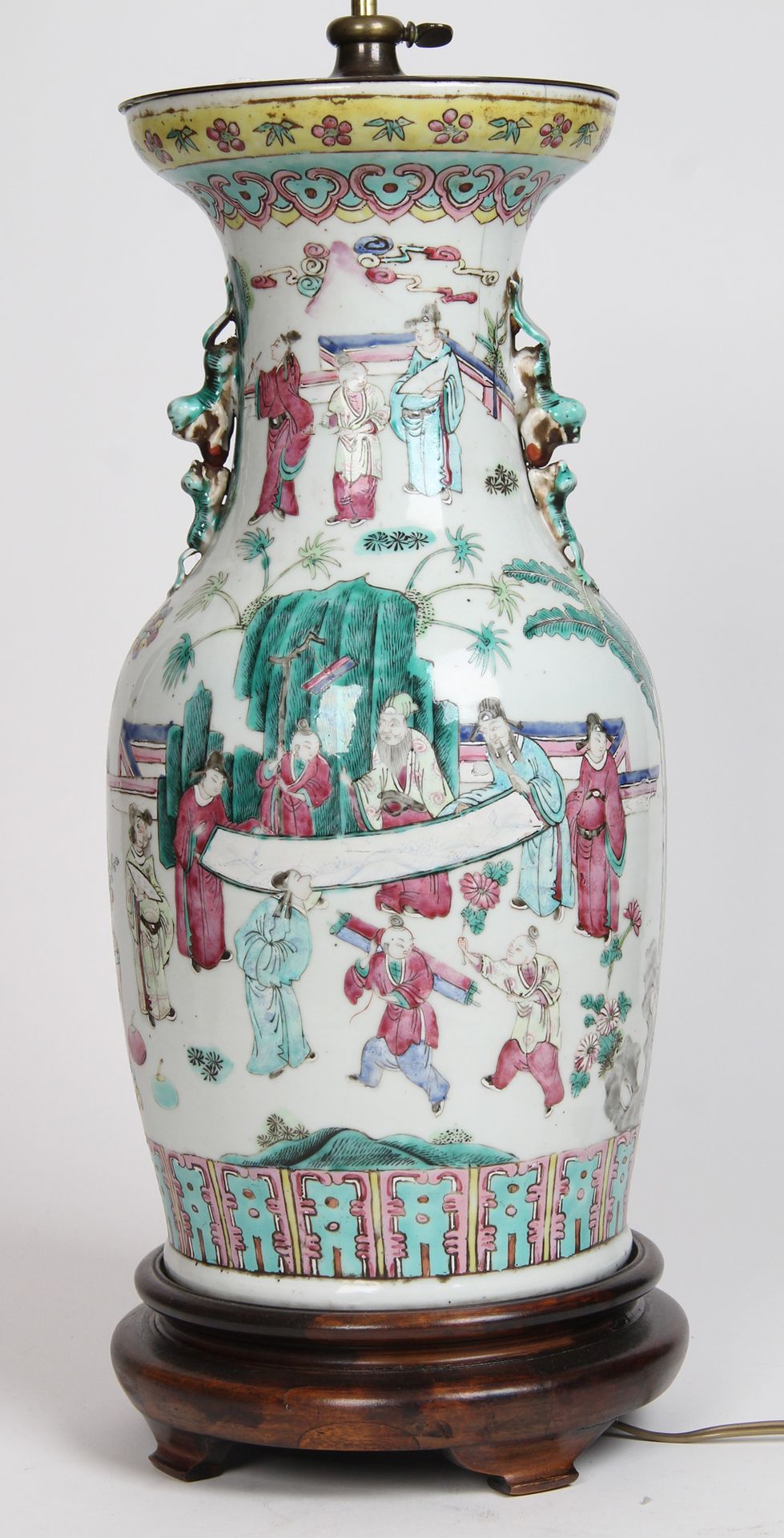 Null 中国，20 世纪

瓷胎多色珐琅彩花瓶，装饰有招待贵宾的年轻演员。颈部装饰四只浮雕佛狮，形成把手。 

(装灯，有裂痕）。 

H.40 厘米