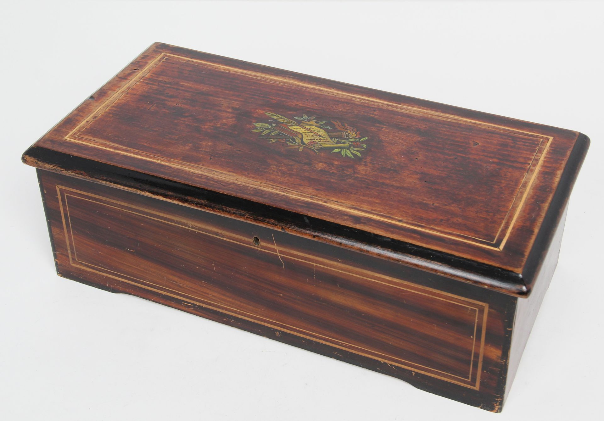 Null 音乐盒

木盒，盒盖饰有描绘书信艺术的染色木镶嵌图案。

H.高 14 x 宽 45 x 深 23 厘米。

(机芯正常，需要更换一个刀片，需要维修）&hellip;