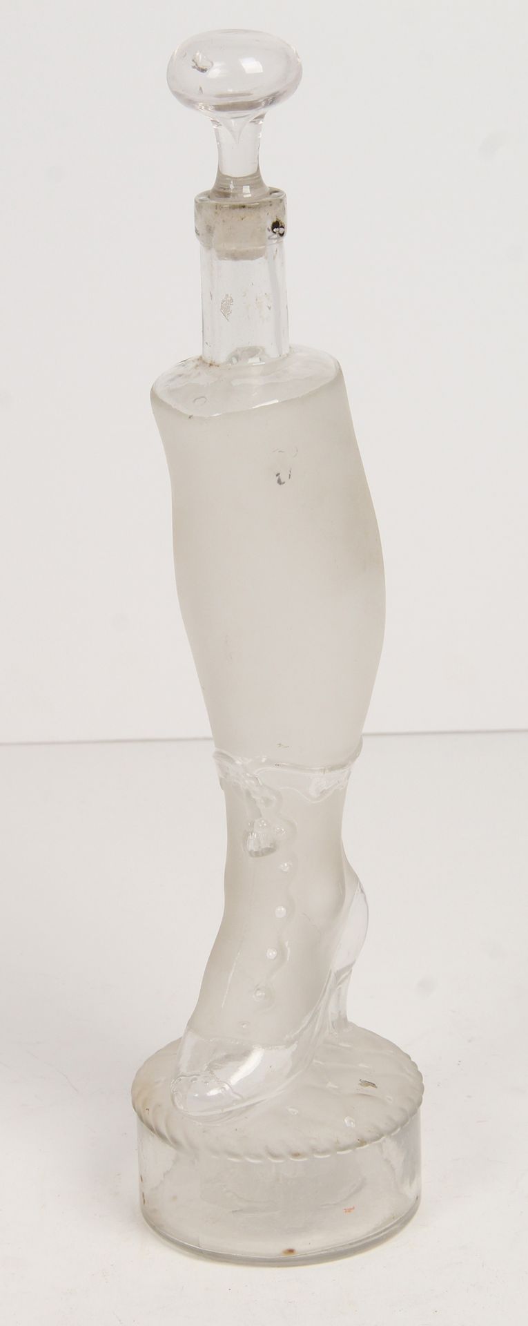Null CARAFE

en vidrio soplado en forma de bota, con su tapón.

Periodo: segunda&hellip;