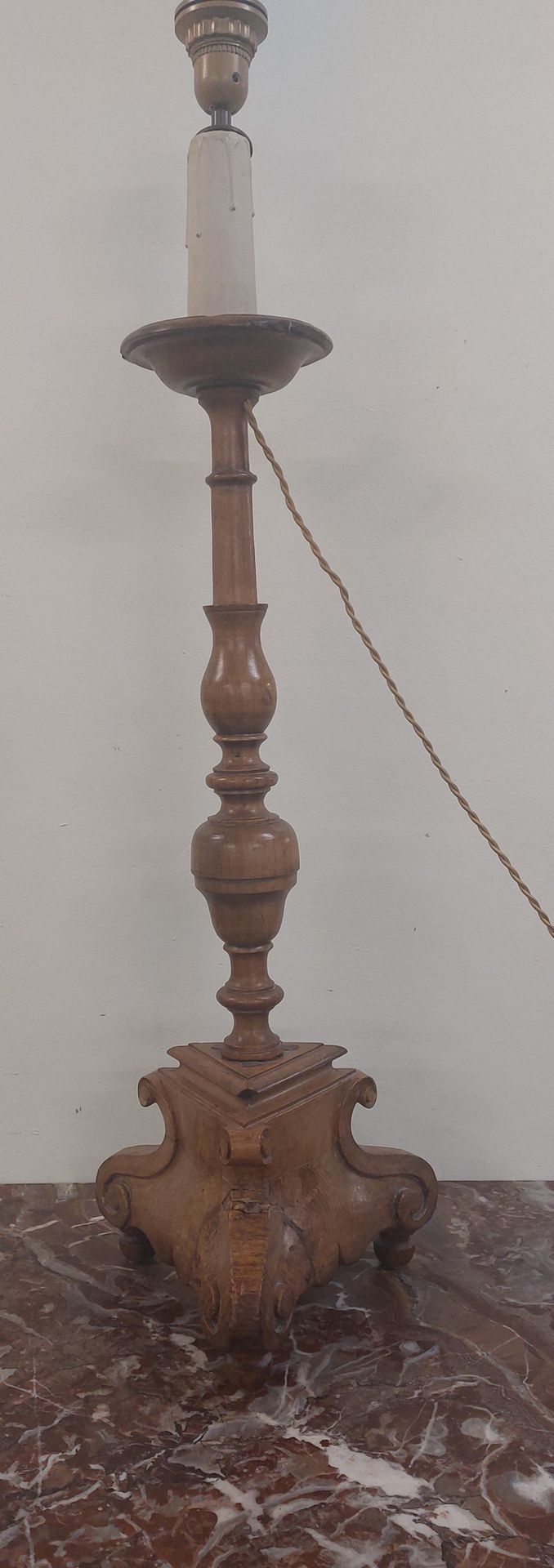Null PIQUE-CIERGE en bois naturel mouluré monté en lampe

H totale : 91 cm

(res&hellip;