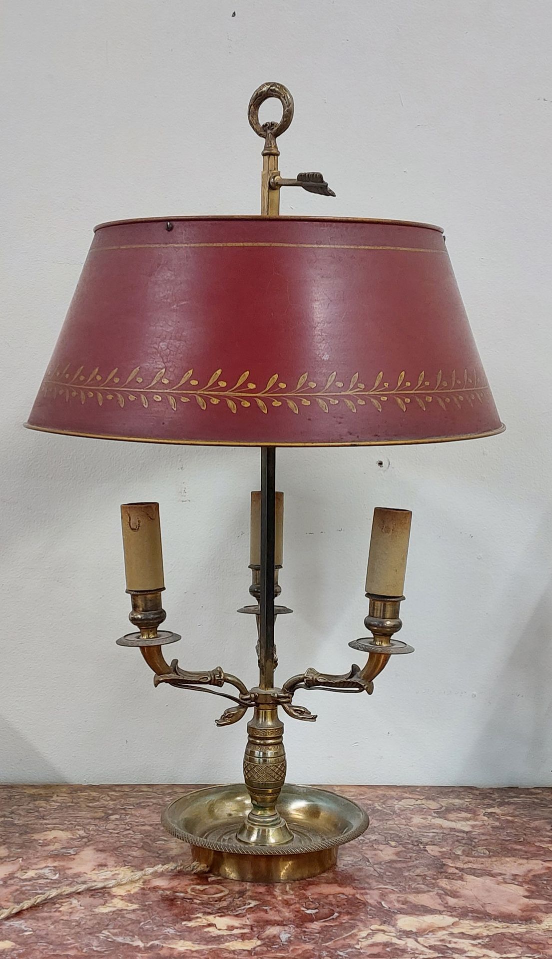 Null LAMPE BOUILLOTTE en bronze trois lumières, abat-jour en tôle 

Style Empire&hellip;