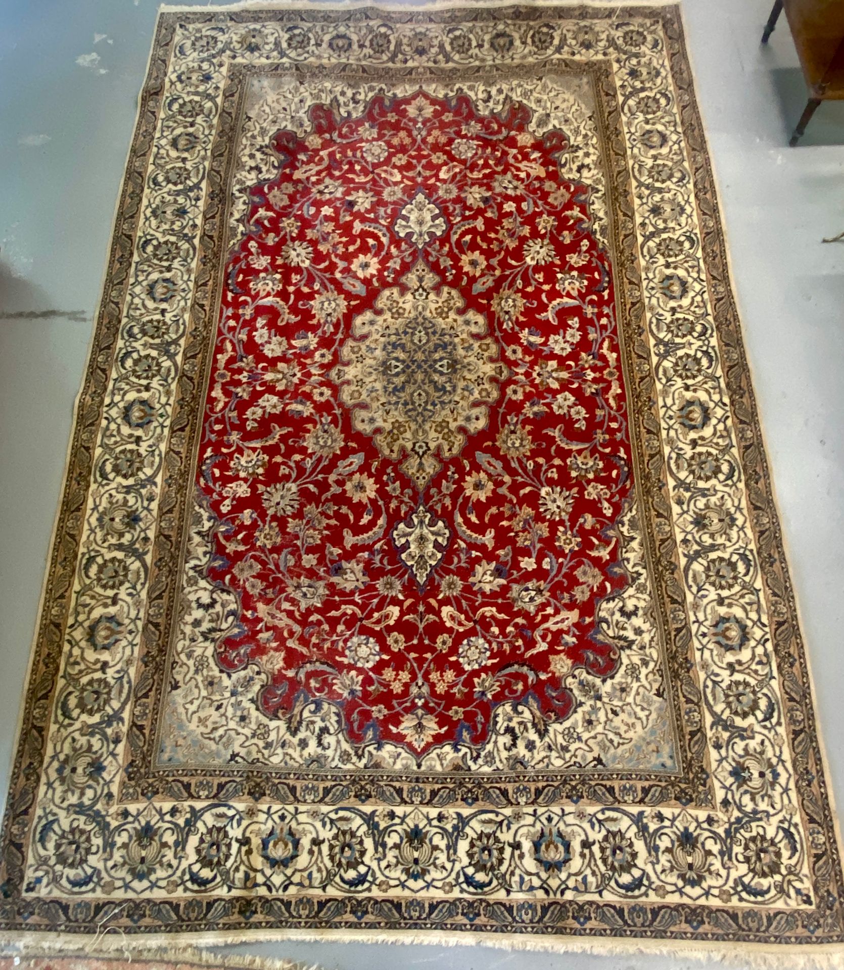 Null NAÏN

Grand tapis Naïn en laine et soie 

347 x 220 cm