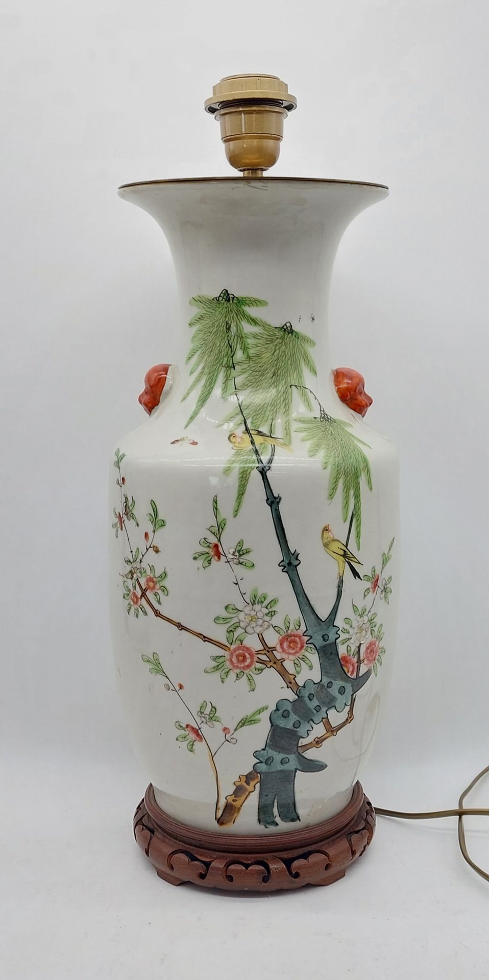 Null VASE en porcelaine de la Chine monté en lampe à décor d'oiseaux branchés 

&hellip;