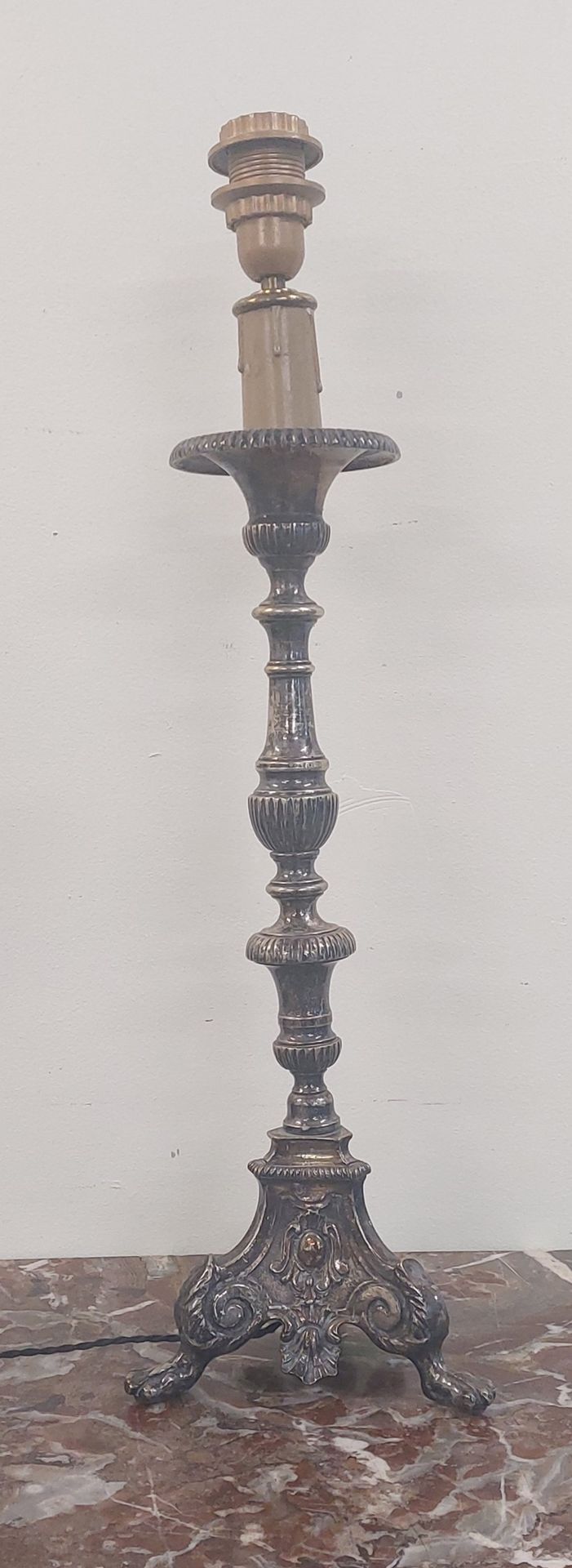 Null PIQUE-CIERGE en bronze argenté monté en lampe

H totale : 67 cm