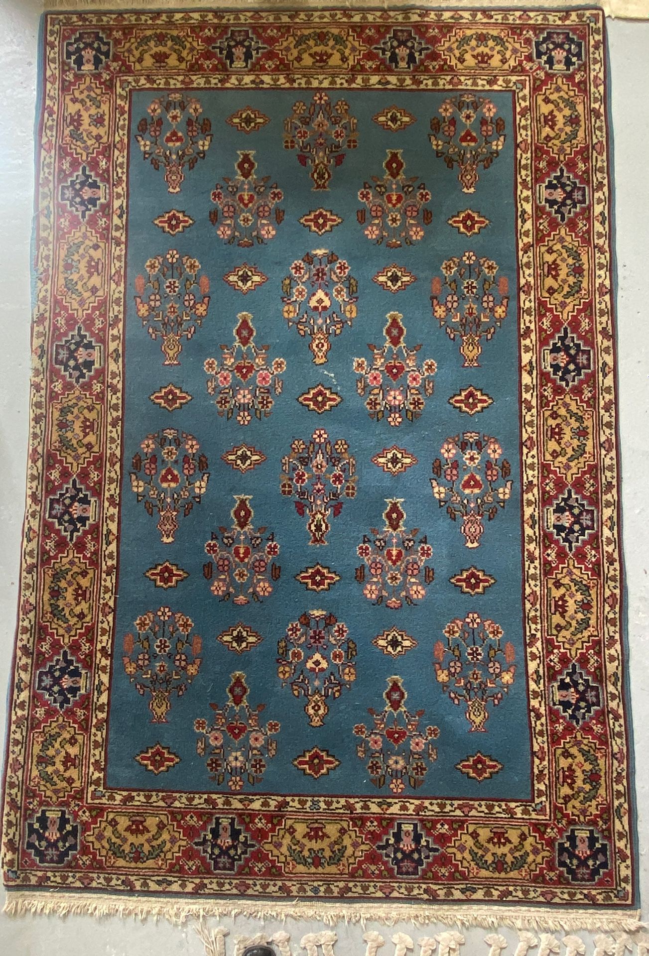 Null DEUX TAPIS

- tapis en laine fait main à décor de pot fleuri sur fond bleu &hellip;