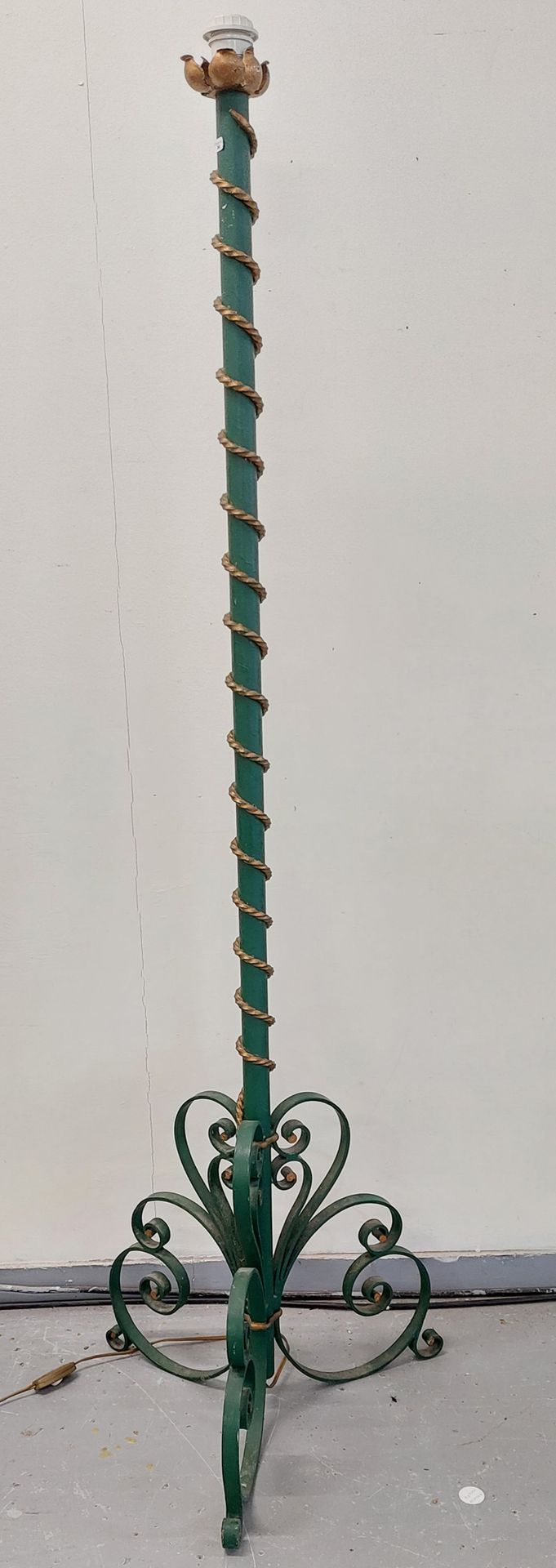 Null LAMPADAIRE en fer forgé peint en vert et doré

H : 167 cm