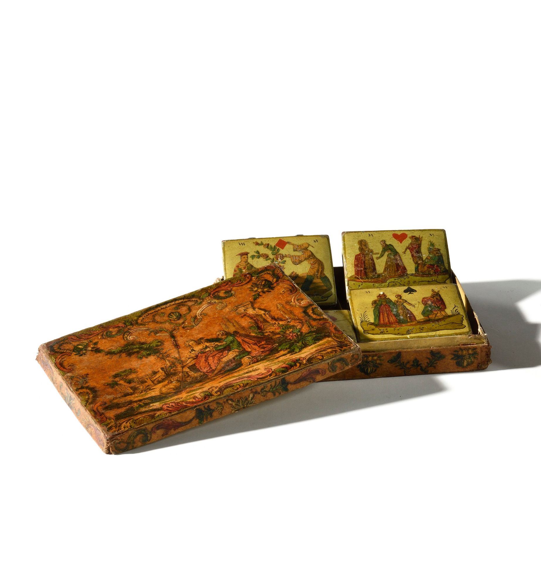 Null 四方游戏盒
用纸板制成，装饰有各种人物动画场景。盒内有四个上漆的木盒。 
制作于十八世纪。
高：3.5 厘米；宽：18.5 厘米；深：13 厘米
磨损