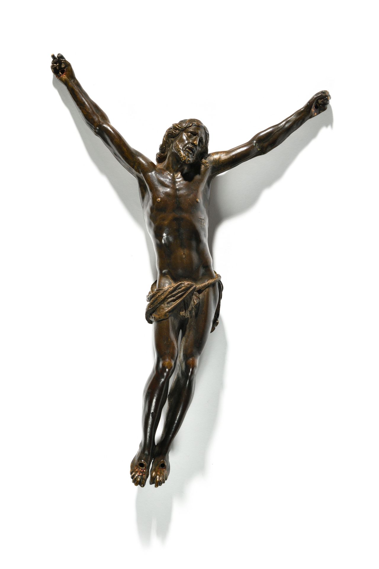 Null GRAND CHRIST en bronze à patine brune 
Italie, seconde moitié du XVIIe sièc&hellip;