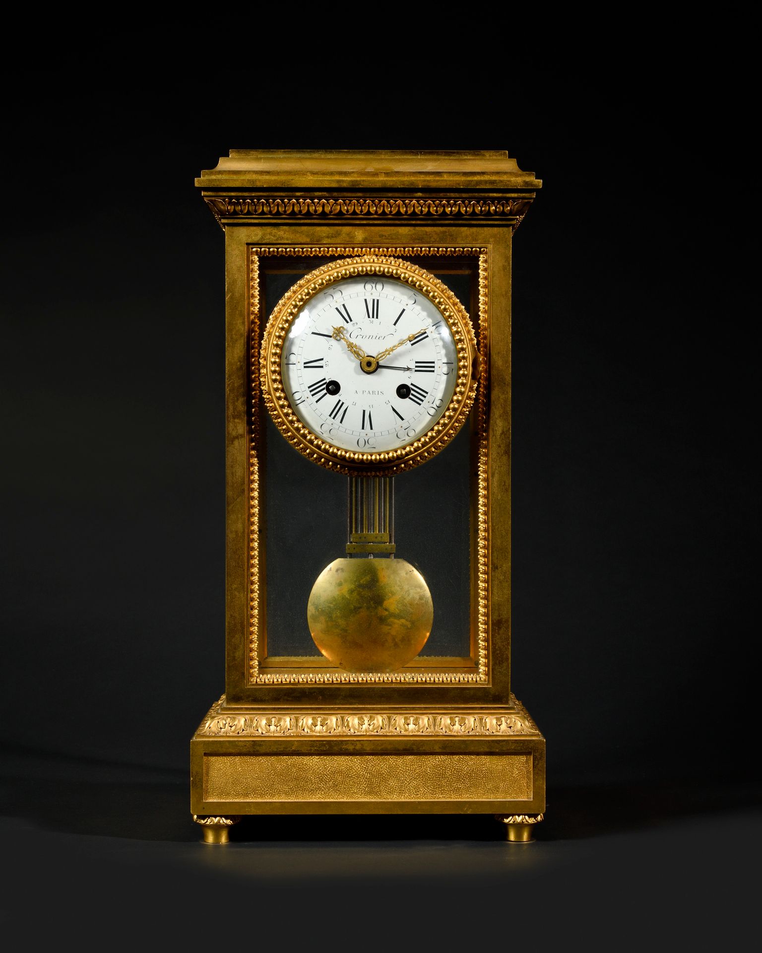 Null 安托万-克罗尼尔（1732-1806）在巴黎
大型台式调节器 
镀金铜质，饰以叶状中楣和珍珠条纹，玻璃表壳，珐琅圆形表盘上刻有阿拉伯数字和罗马数字，机&hellip;