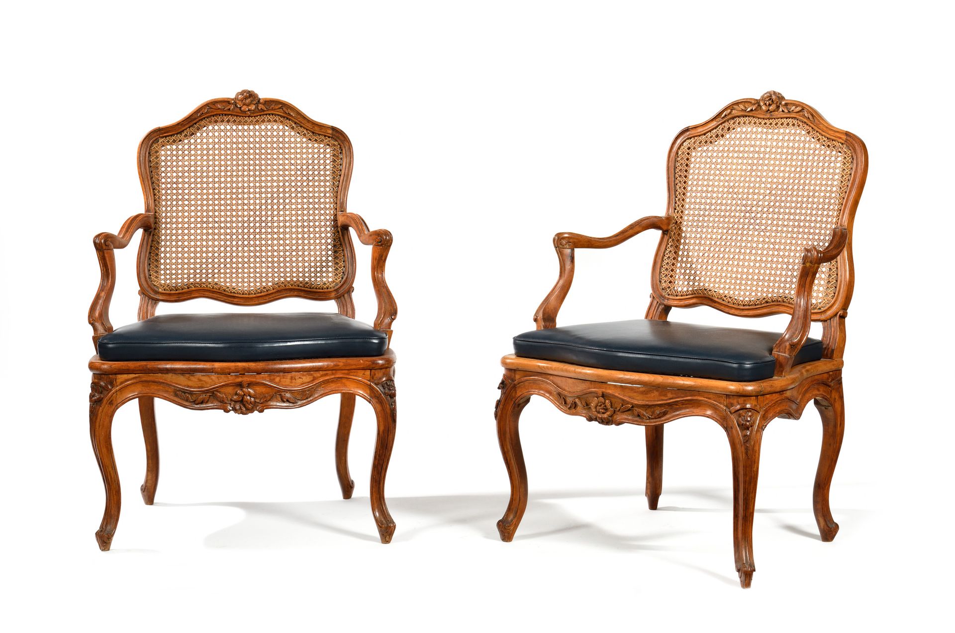 Null PAIR OF ARMCHAIRS
in natural, molded and carved wood, decorated with flower&hellip;