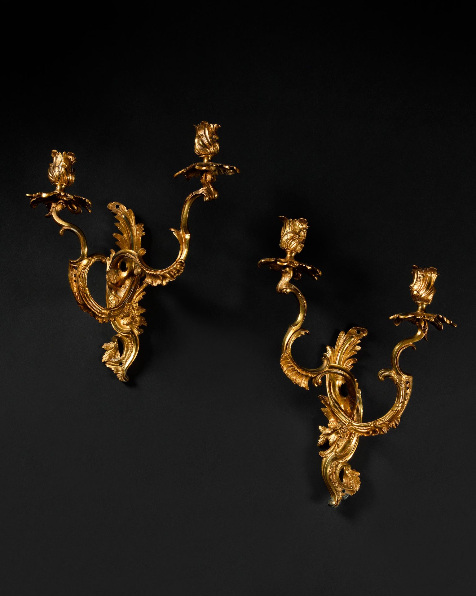 Null PAIR OF SCONCES 
in chased gilt bronze with foliage scrolls 
Louis XV perio&hellip;