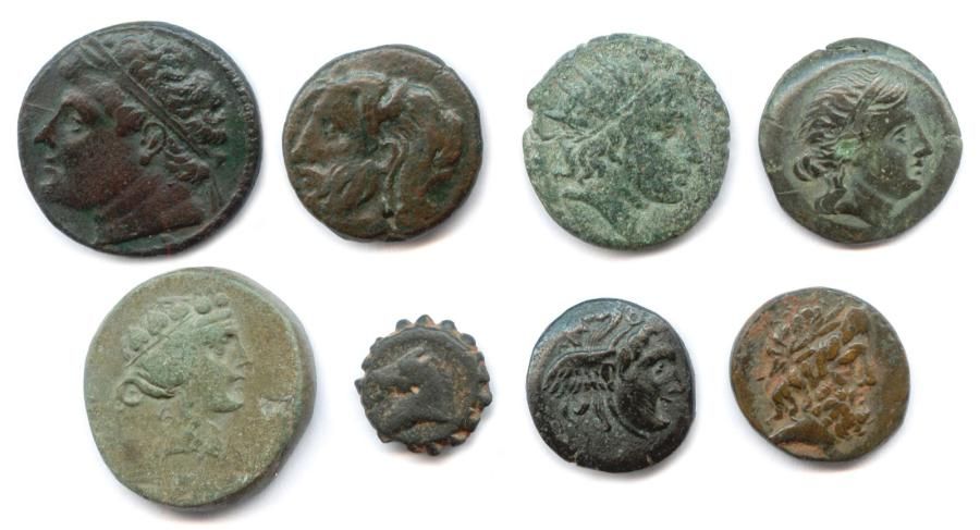 Null lot de huit monnaies grecques en bronze : agrandissements des numéros 8 et &hellip;