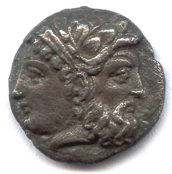 Null ÎLE DE TROADE – TÉNÉDOS (5e - 4e siècles) Drachme d’argent (tête janiforme &hellip;