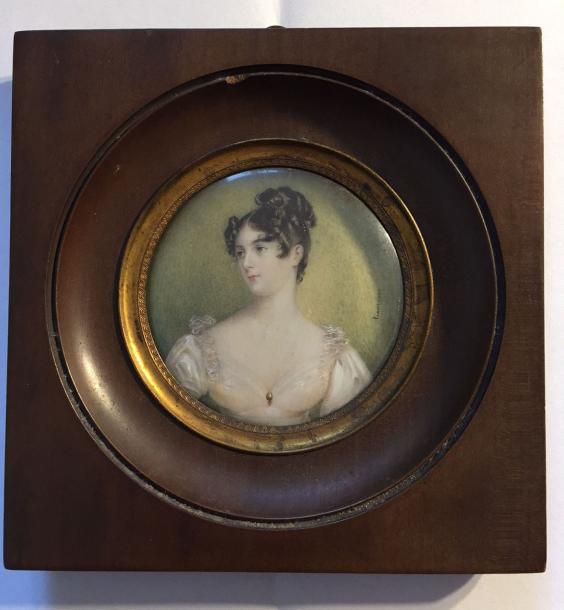 Null ECOLE ANGLAISE du XIXe siècle Portrait d'une jeune femme en robe blanche Mi&hellip;
