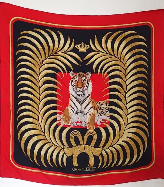 Null HERMES Carré en soie à décor d'un tigre (tâches et petits trous)