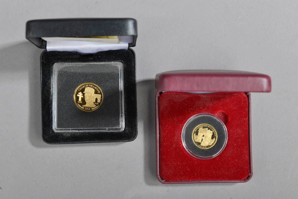 Null Deux médailles en or 585 millièmes dont "Charles de Gaulle", 2010, tirage l&hellip;