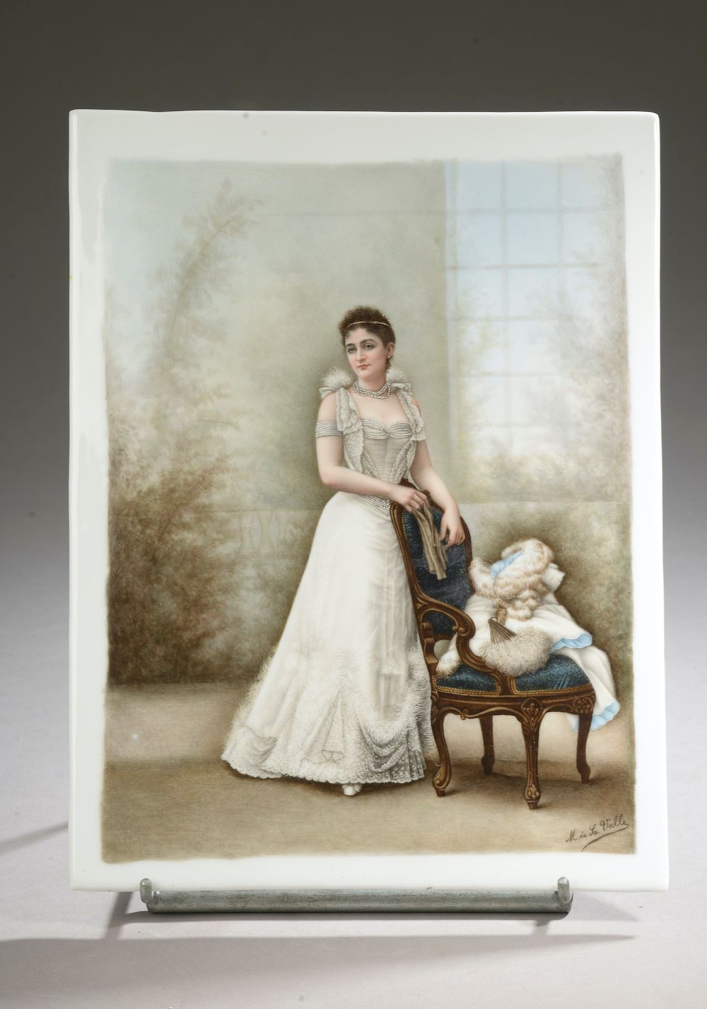 Null 
M. De LA VALLE，约1890年。

坐在扶手椅上的优雅女人。

彩绘瓷盘，右下方有签名。