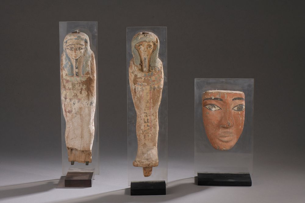 Null 两件普塔-索卡-奥西里斯的木乃伊雕像，戴着三方的假发和假胡须。象形文字的痕迹。头骨的顶部被刺穿以接受王冠。

木材、灰泥和颜料（间隙）。

埃及，晚期&hellip;