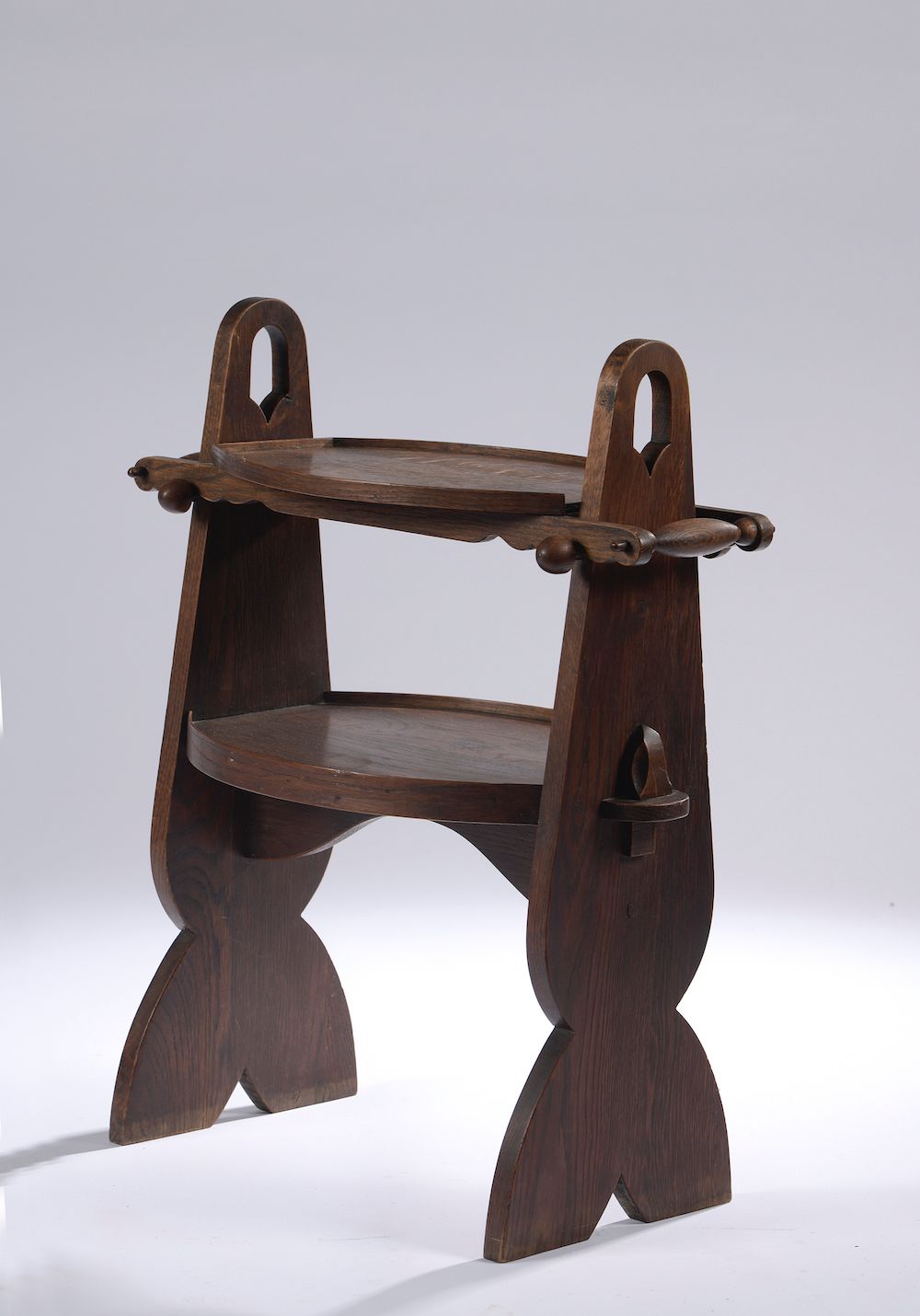 Null 
查尔斯-杜杜伊（1885-1946）。




小型模制橡木餐具柜，有两个椭圆形的截形托盘，上面的托盘可以拆卸，立柱是镂空的（其中一个缺失并被抬起）&hellip;