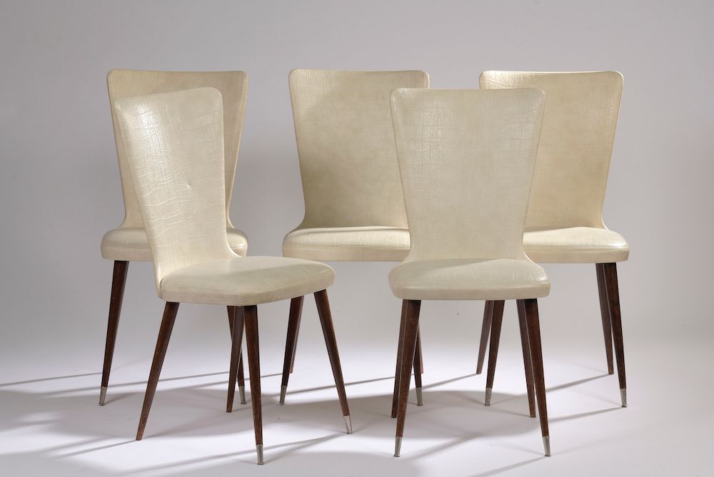 Null 
Suite aus fünf Stühlen mit divergierenden Beinen aus Buche, die Vorderbein&hellip;