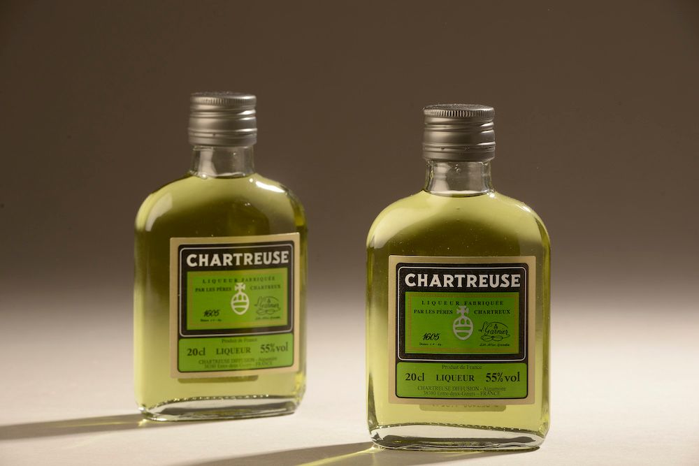 Null 2瓶绿色查特瑞酒（20cl，55°）。