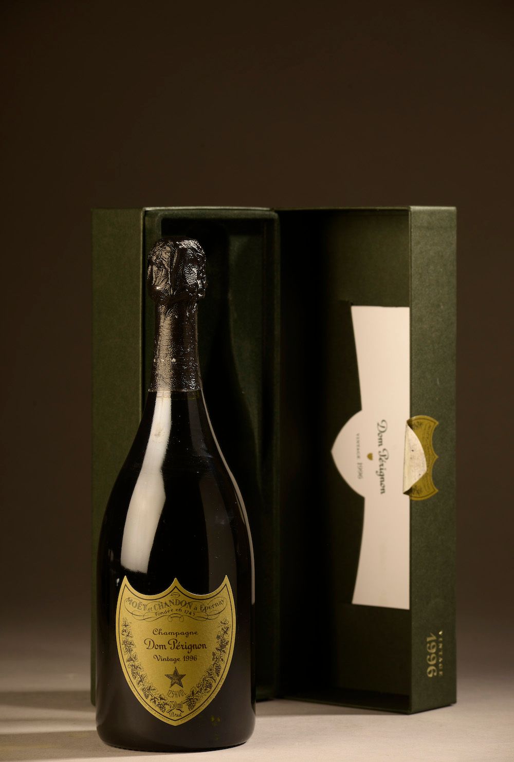 Null 1 botella de CHAMPAGNE "Dom Pérignon", Moët Chandon 1996 (caja)