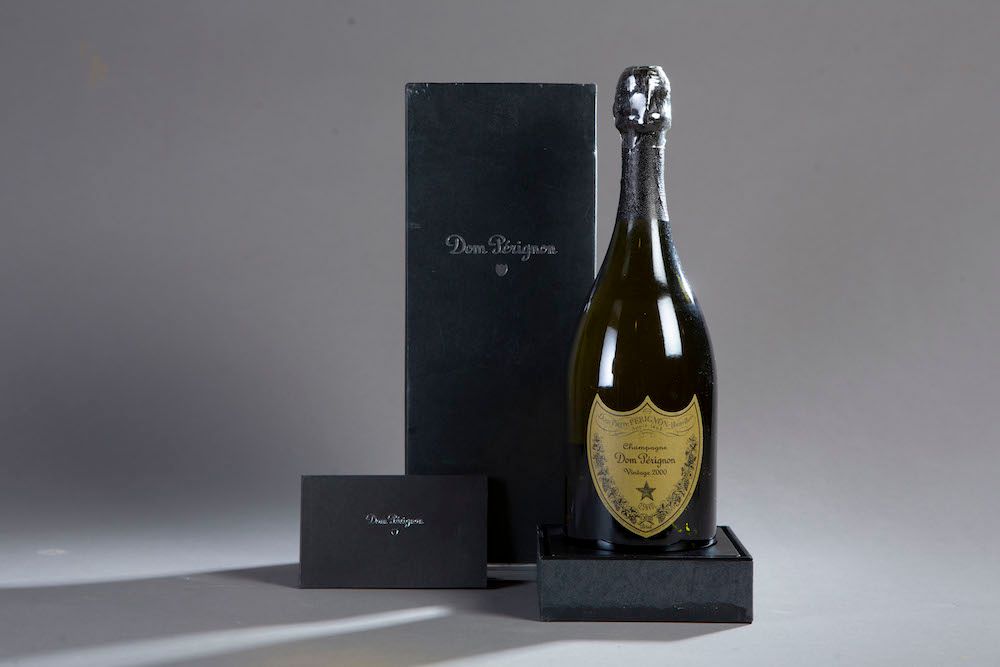 Null 1 botella de CHAMPAGNE "Dom Pérignon", Moët Chandon 2000 (caja dañada)