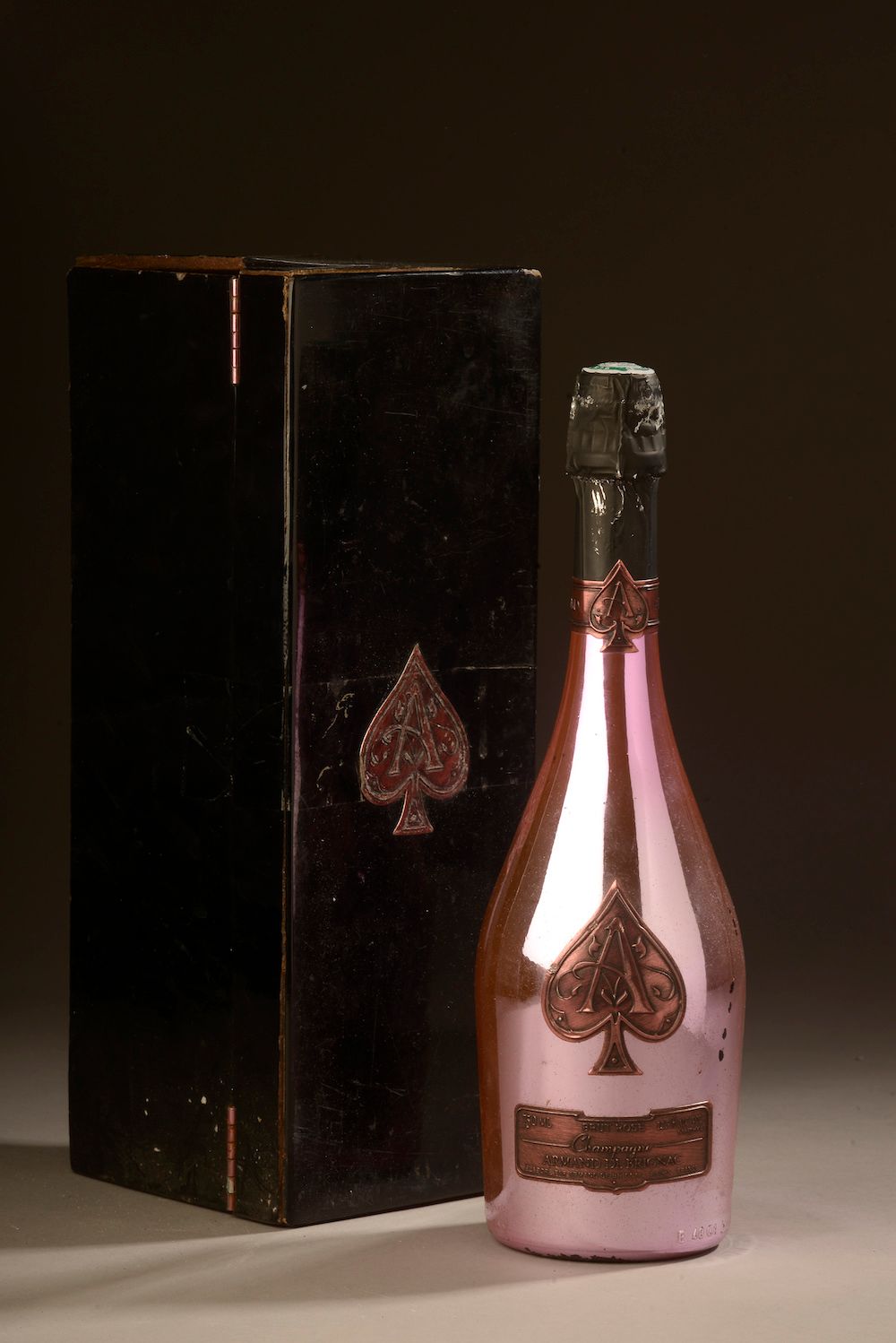 Null 1 bottiglia di CHAMPAGNE "rosé", Armand de Brignac (scatola di legno, danni&hellip;