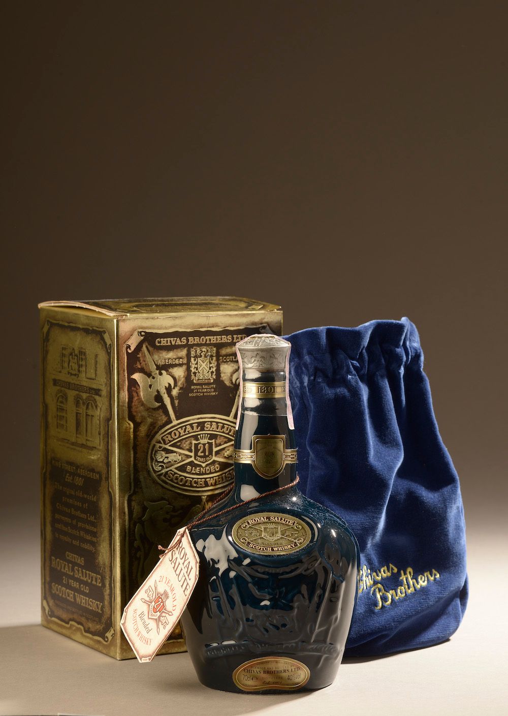 Null 1 bottle SCOTCH WHISKY "Royal Salute", Chivas 21 years