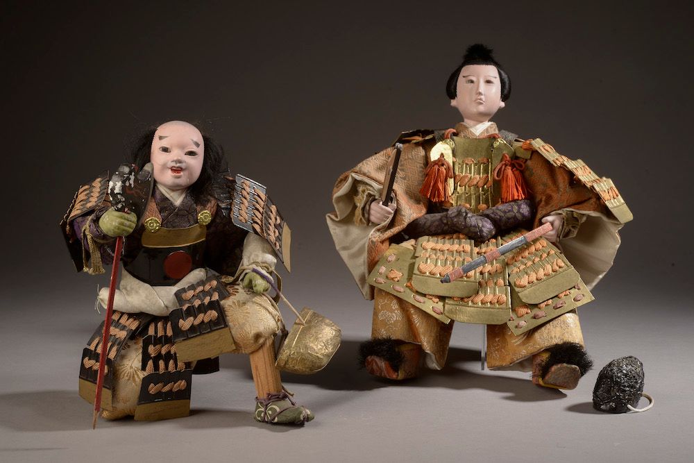 Null 日本 - 20世纪初。

两个微型玩偶，一个代表一个站立的武士，穿着金漆的盔甲，拿着一把硬质的扇子和弓，另一个坐在凳子上，拿着一把斧头。头发是由马鬃制&hellip;