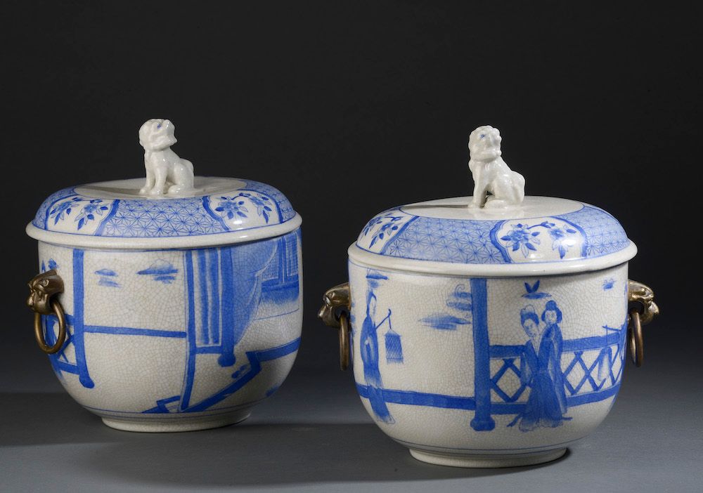 Null 在中国的味道。

一对有盖的裂纹陶罐，有蓝色浮雕的文学人物装饰。盖子上有一只Fô狗。

二十世纪。

高度：22厘米-宽度：20厘米。22 cm - &hellip;