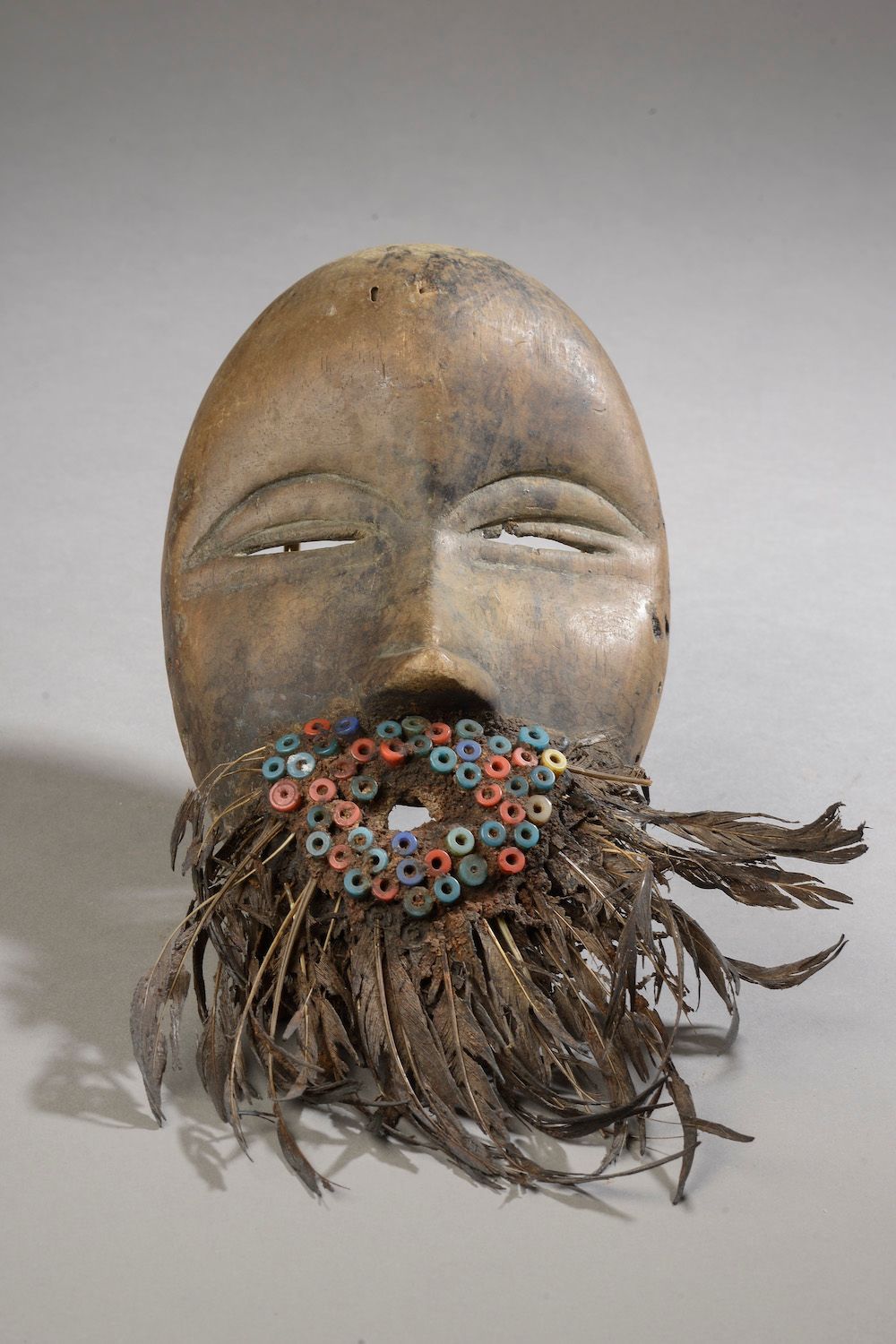 Null DAN mask, Ivory Coast. 


Wood, beads and feathers.


Height. 27 cm high