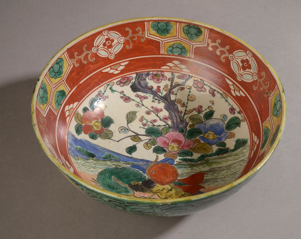 Null 

日本，九谷窑 - 明治时期（1868 - 1912）。

一个多色珐琅彩瓷碗，上面装饰着一对樱花树下的孔雀。

反面有Kutani标记。

直径：&hellip;