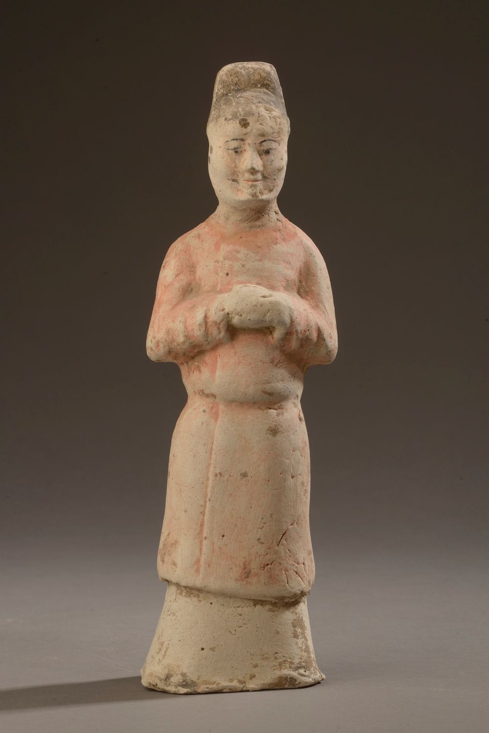 Null 中国--唐朝时期（618-906）。

陶器中双手合十的站立侍女雕像，有黑色、红色和白色颜料的痕迹（头部已修复？）

附有 "亚洲陶瓷艺术协会、澳门考&hellip;