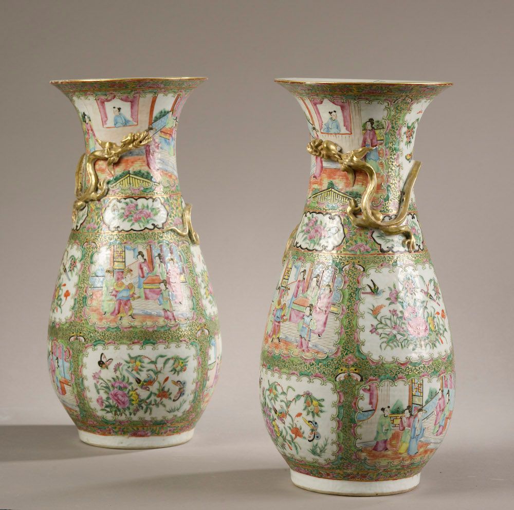 Null CINA, Canton - Fine XIX secolo.

Una coppia di vasi in porcellana di Canton&hellip;