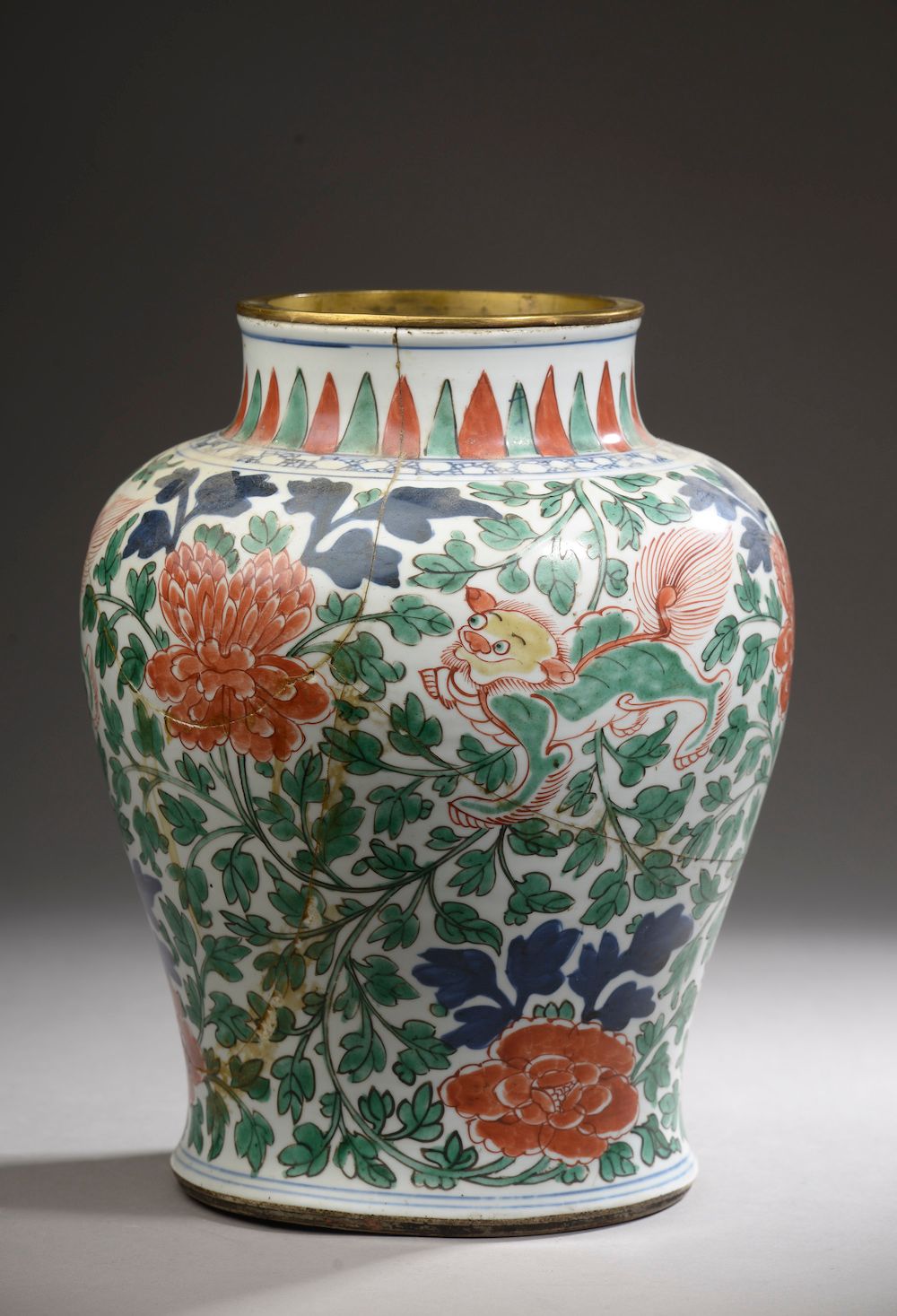 Null 中国 - 19世纪。

瓷器的阳台花瓶，用红、绿、蓝三色装饰着叶子和牡丹中的佛狗（破损、胶合、丢失）。

高度高度：32.5厘米