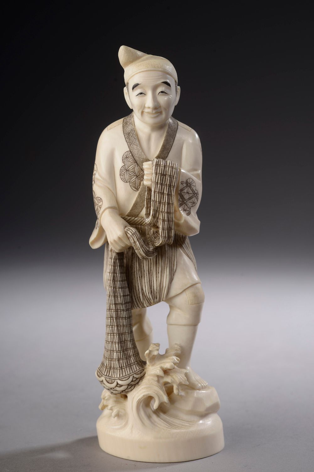 Null 日本 - 19世纪末，20世纪初。

象牙（象科）Okimono上有一个微笑的渔夫。

高度：18.5厘米18.5厘米



附带一个象牙雕刻的Guy&hellip;