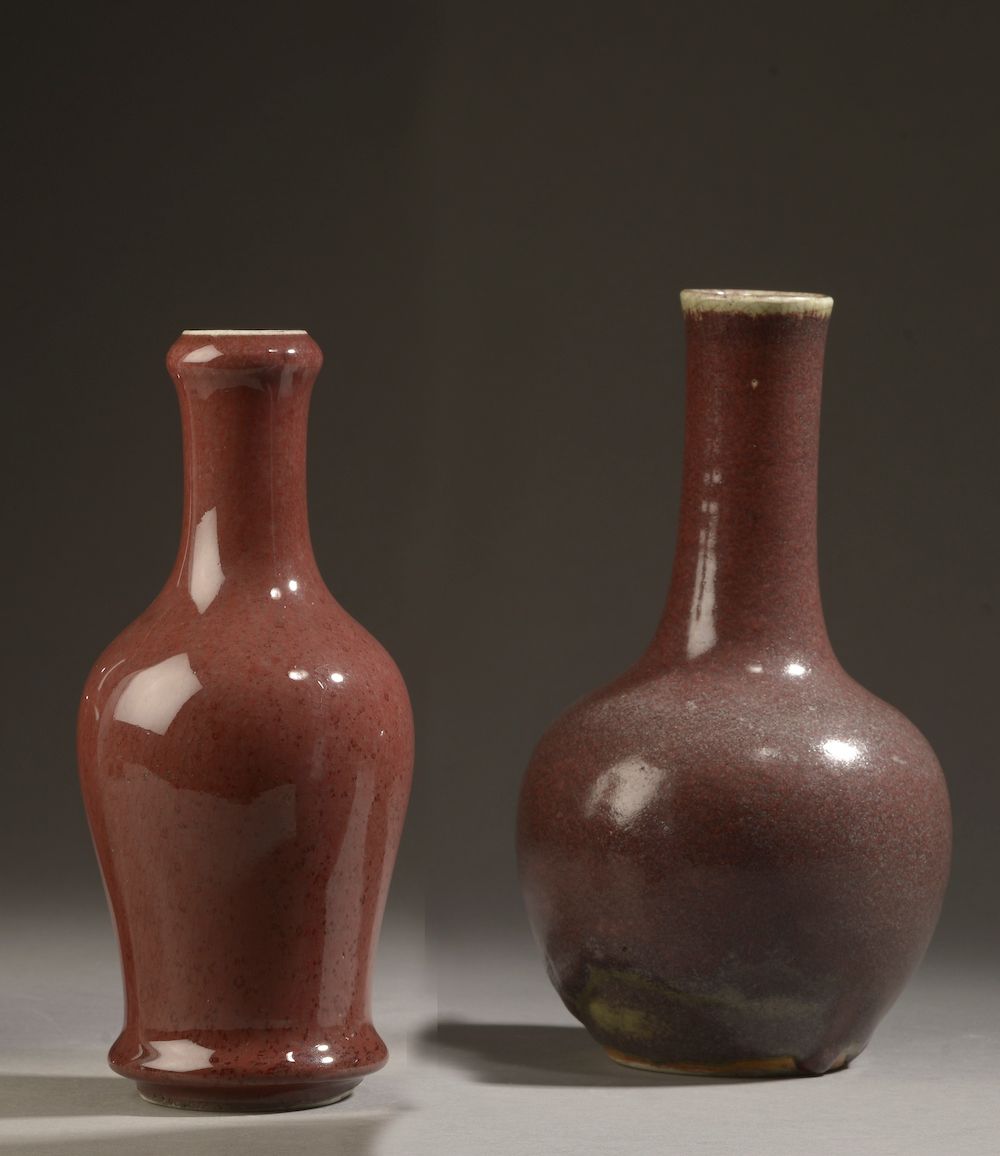 Null 
中国 - 20世纪。



一套两个红色的珐琅彩瓷瓶，一个是花瓶，一个是喇叭形的脖子。



高度从20.5到22厘米