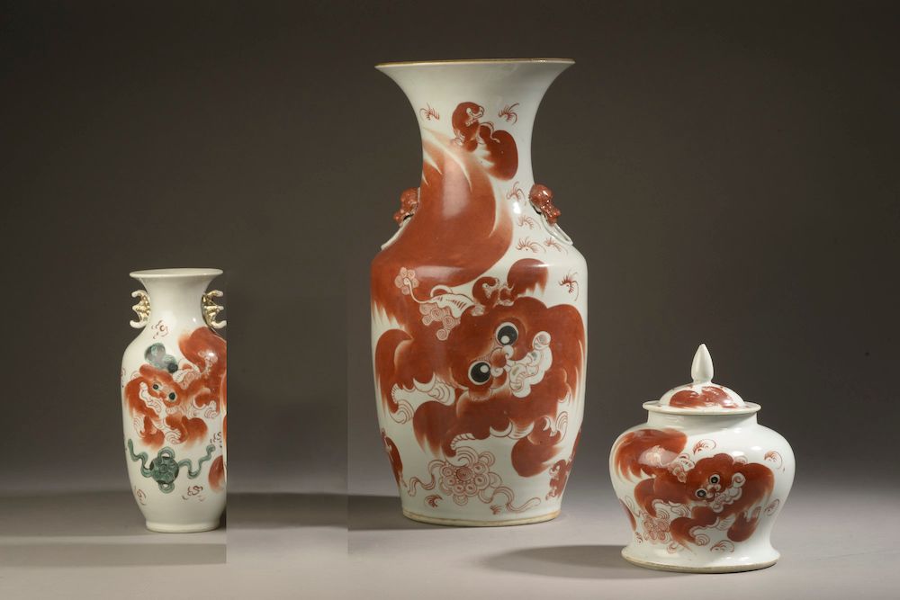 Null 
中国 - 20世纪初。





套装包括一个花瓶，一个较小的花瓶和一个小的有盖瓷瓶，用铁红色装饰，上面有狮子在玩一个丝带球和一首诗（插座的事故）。&hellip;