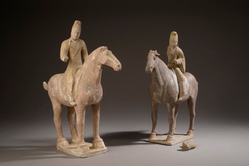 Null 
中国--唐朝时期（618-907）。





两个多色陶制的骑手（修复）。





高度：34厘米。高度：34厘米