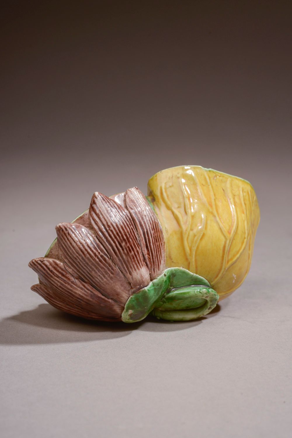 Null 中国 - 康熙年间（1662 - 1722）。

饼干上的绿色、黄色和锰釉瓷器的水果和荷叶形状的滴管，叶子里面有一只螃蟹。(裂纹，珐琅质跳动，小缺损）&hellip;