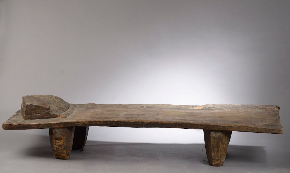 Null SENOUFO床，象牙海岸（一侧有重要的修复）。


木头。


长：220厘米-宽：72厘米-高。高度：45厘米