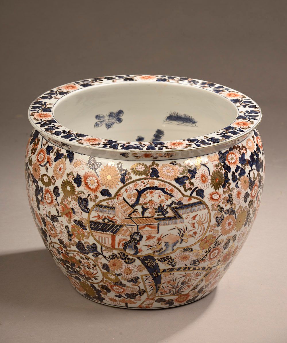 Null CHINE - XXe siècle. 

Bassin en porcelaine à décor dit Imari or, corail et &hellip;