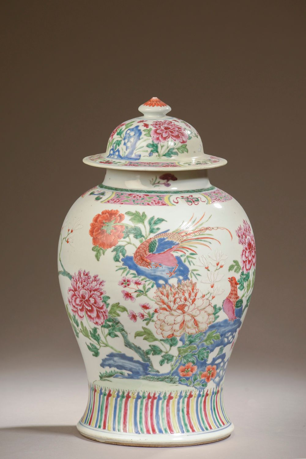 Null 中国--钱龙时期（1736-1795）。

瓷器的盖子和阳台花瓶，用粉彩装饰，上面有一对穿石的野鸡和牡丹花（盖子修复）。

高度。43 cm



专&hellip;