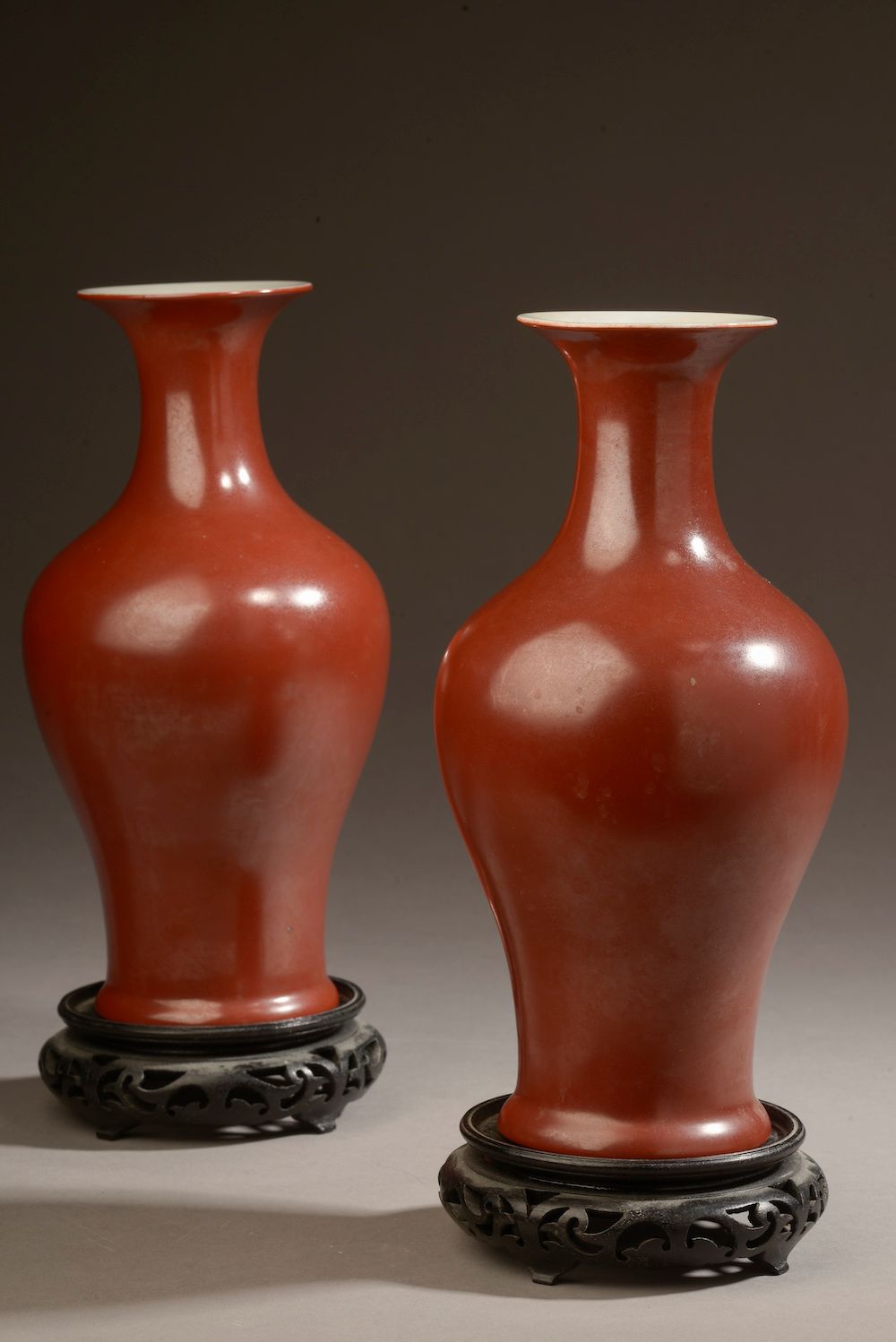 Null 中国 - 约1900年。

一对红色珐琅彩瓷质的喇叭口花瓶。

背面有雍正的天启款。

高度：26.5厘米26.5 cm

木质底座



专家：Ca&hellip;
